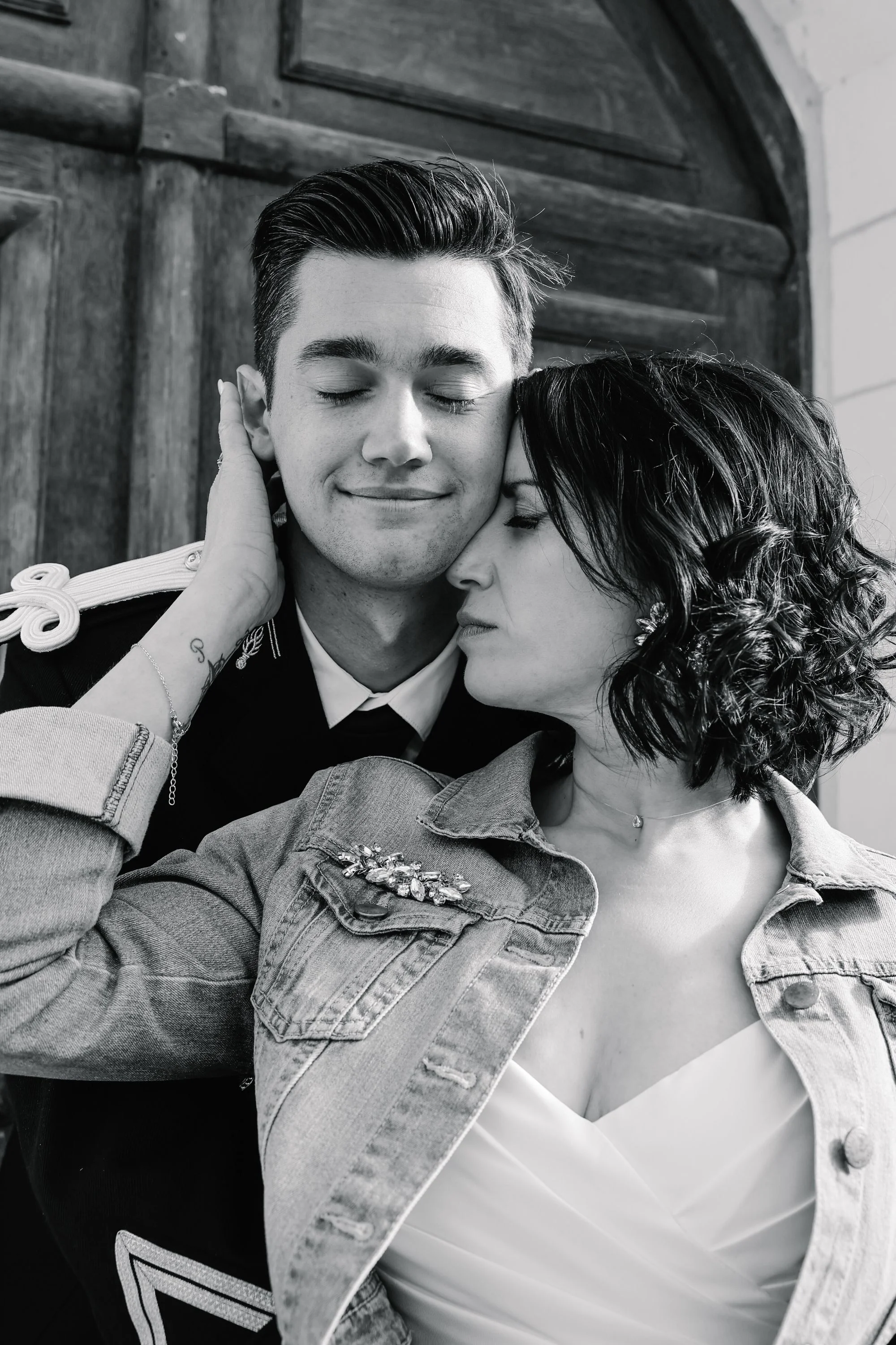 Couple devant une porte