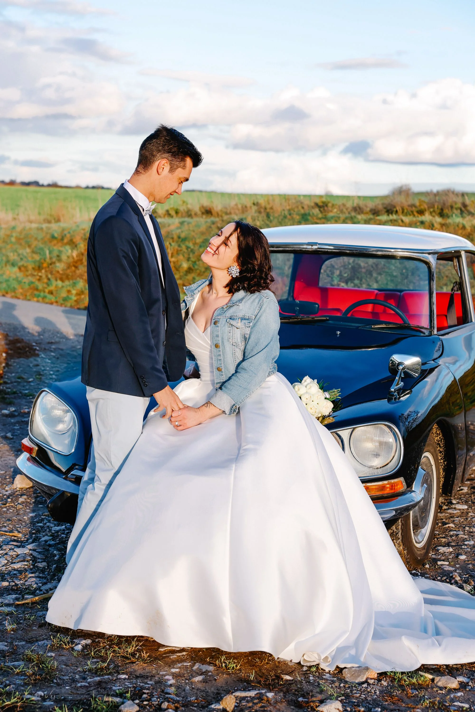 Mariés devant la voiture