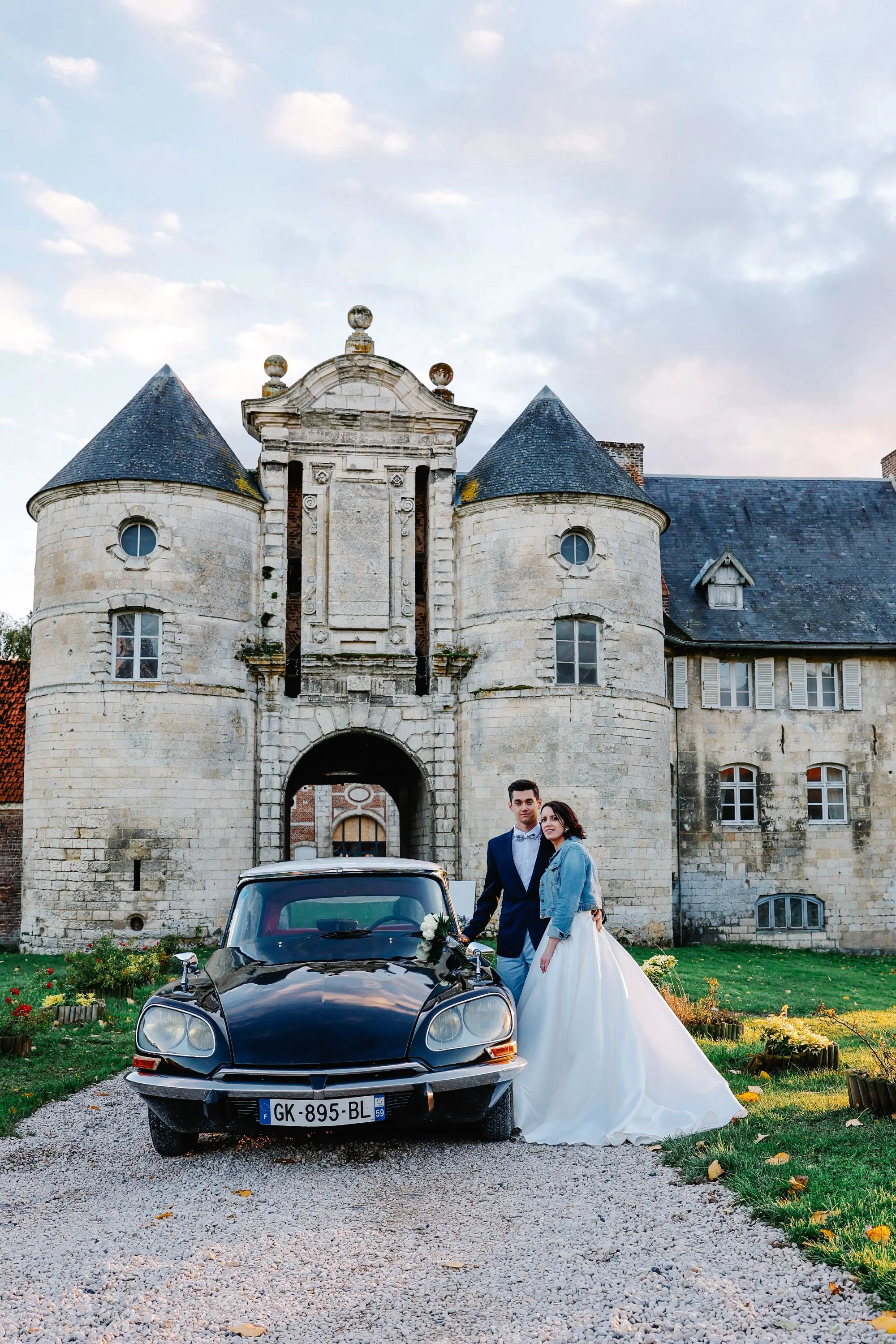 Pose devant le Château d'Esnes