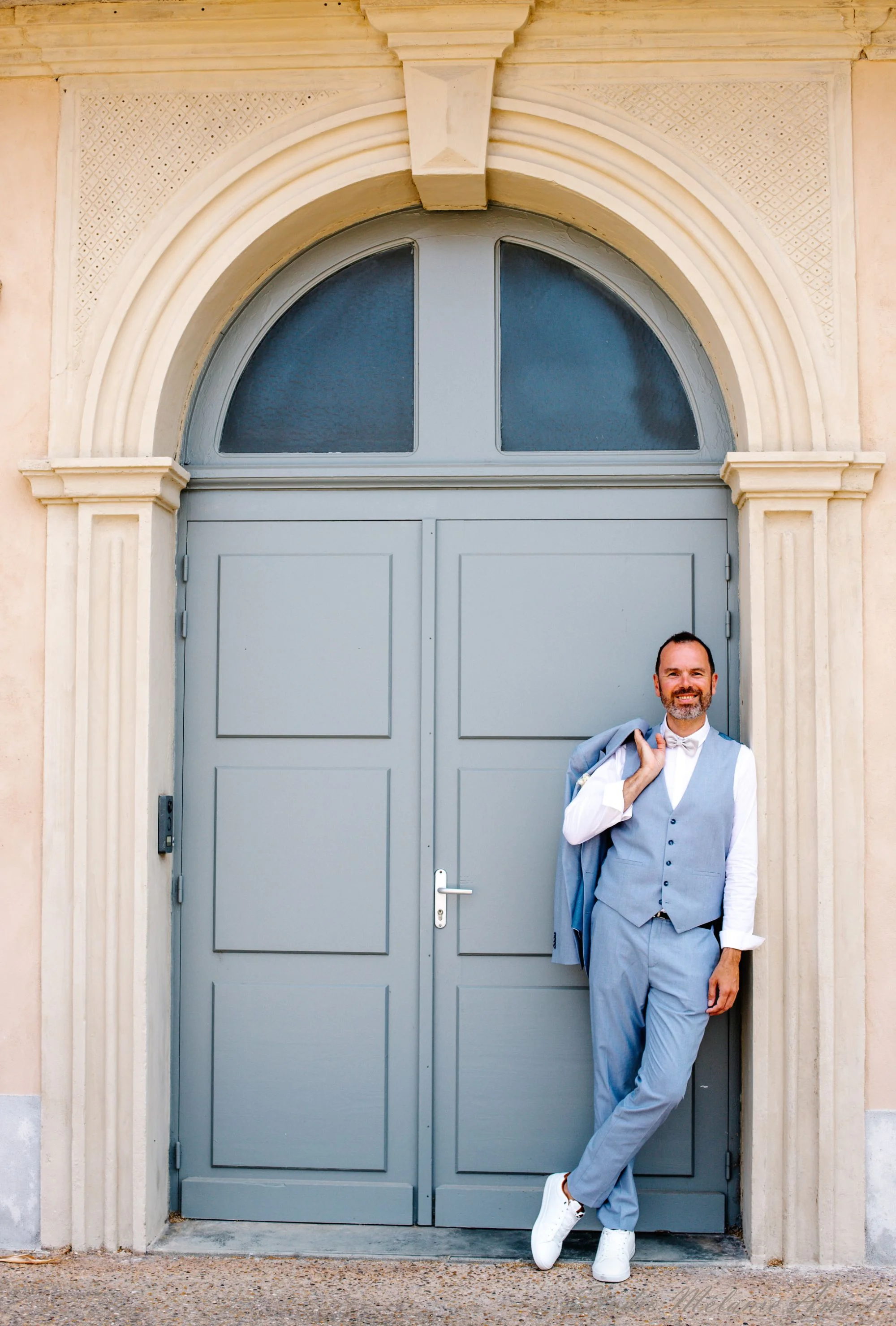 Marié devant la porte