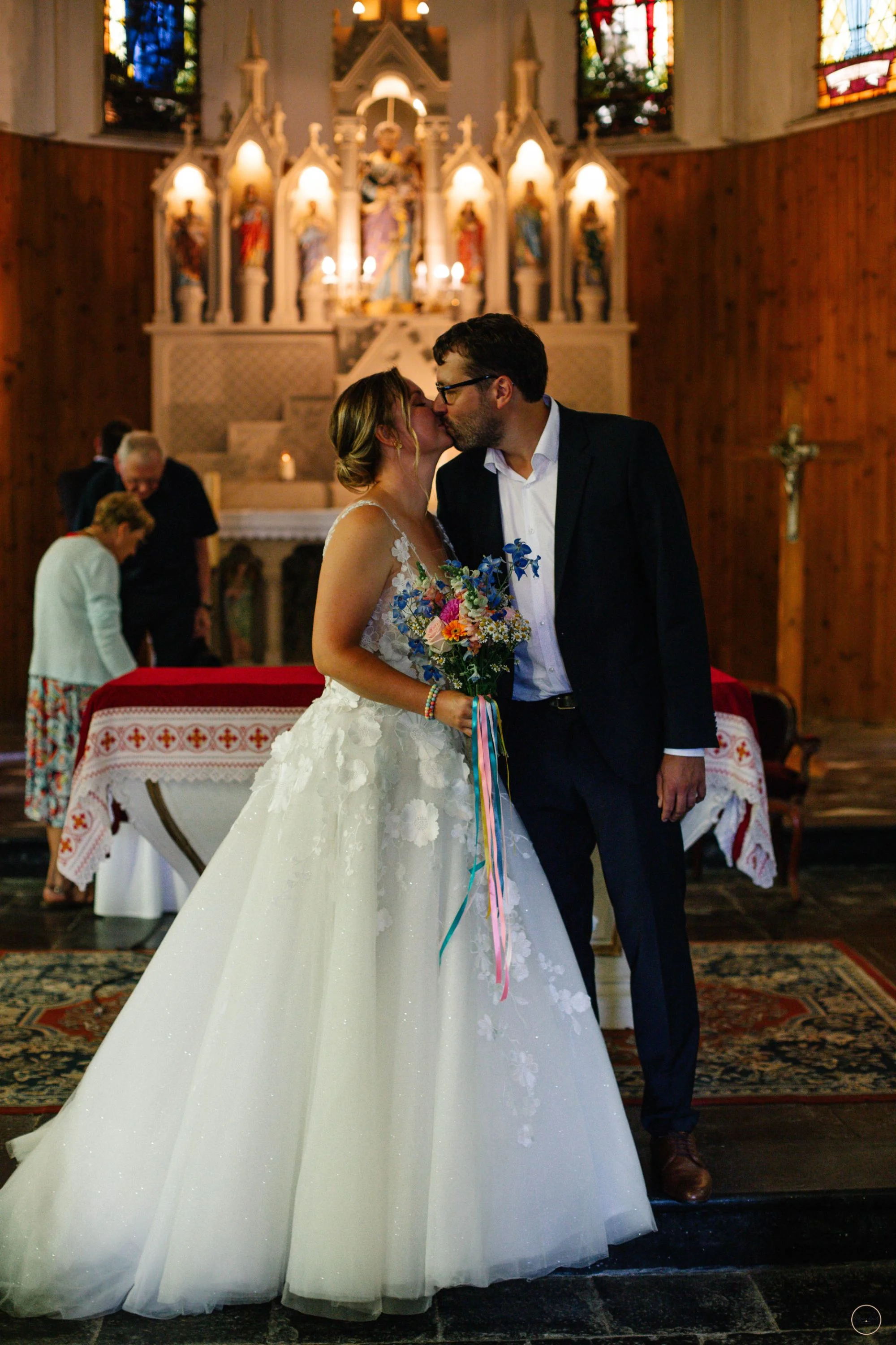 Embrassade devant l'autel